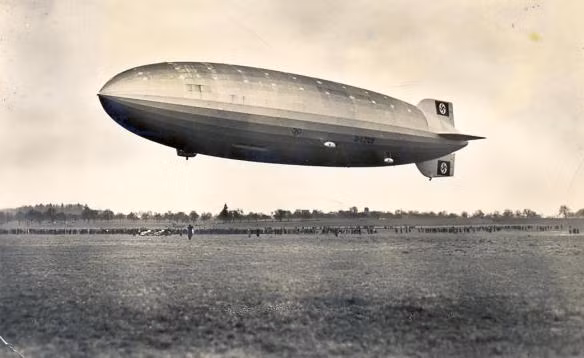 Do thời tiết ở New Jersey không thuận lợi nên khinh khí cầu Hindenburg không thể hạ cánh tại đó như dự định. Theo đó, cơ trưởng cho khinh khí cầu tiến hạnh hạ cánh ở Lakehurst vào khoảng 19h ngày 6/5.