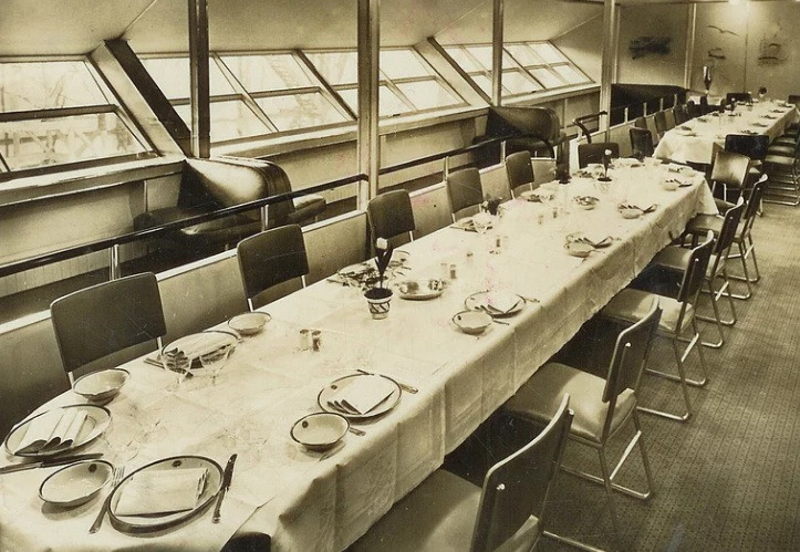 Khinh khí cầu khổng lồ này của Đức có sức chứa 72 người. Bên trong có phòng ăn, phòng nghỉ, quầy bar, phòng hút thuốc và một số tiện ích khác dành cho du khách. Đặc biệt, khi di chuyển trên khinh khí cầu Hindenburg, du khách có thể mở cửa sổ để ngắm cảnh từ trên cao.