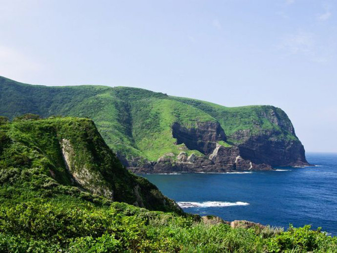 Nằm ở Tây Nam Nhật Bản, hòn đảo cấm phụ nữ đặt chân đến được nhiều người biết là Okinoshima. Trong suốt hàng trăm năm qua, chỉ có đàn ông lui tới hòn đảo này.