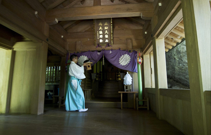 Nguyên nhân chính xác về việc cấm phụ nữ lên đảo hiện vẫn chưa có câu trả lời chính xác.