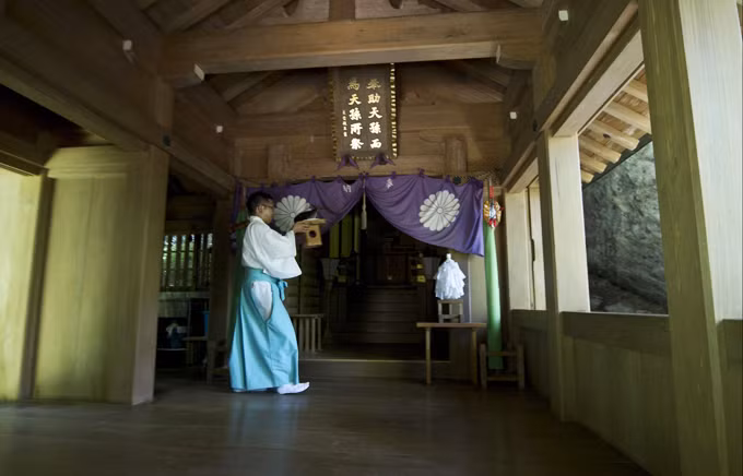 Nguyên nhân chính xác về việc cấm phụ nữ lên đảo hiện vẫn chưa có câu trả lời chính xác.