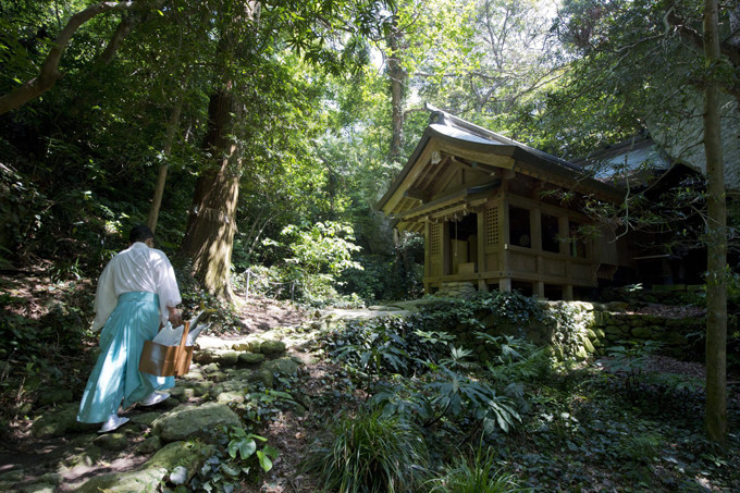 Mỗi năm, du khách chỉ có thể lên đảo Okinoshima vào một ngày duy nhất - ngày 27/5. Số lượng du khách được giới hạn trong 200 người.