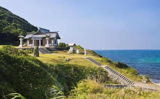 Chính vì vậy, công chúng càng tò mò hơn về đảo Okinoshima. Theo các sử liệu, trên đảo có một đền thiêng là Munakata Taisha Okitsumiya thờ một nữ thần biển cả.