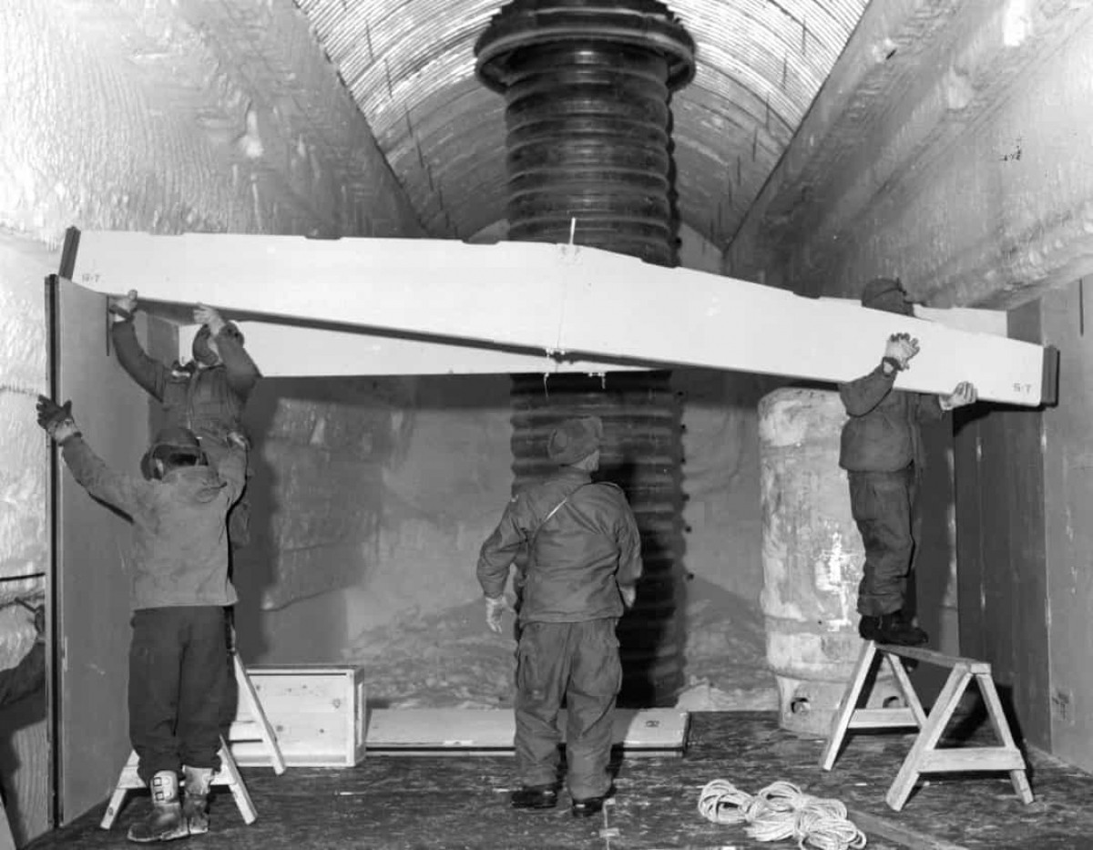 Dự án khởi đầu bằng việc xây dựng một căn cứ băng nguyên mẫu được gọi là Trại Thế kỷ (Camp Century). Công trình này gồm hệ thống các đường hầm được tạo thành từ băng cùng với thép và tuyết, bố trí thành các phòng thí nghiệm khoa học, 1 bệnh viện và là nơi sinh sống của hơn 200 người.