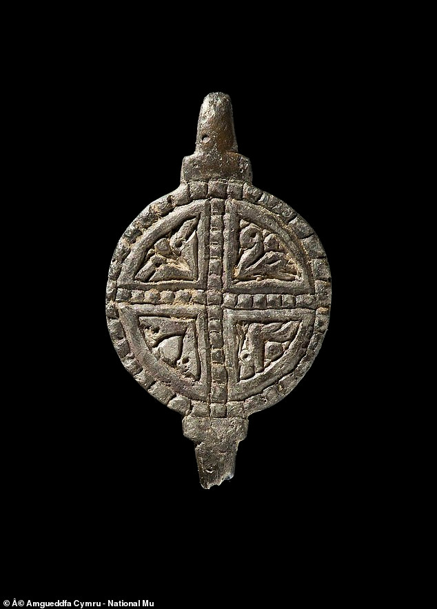 Được mệnh danh là "Hộp kho báu 19.23", báu vật bằng bạc thời Trung cổ tìm thấy ở Churchstoke, Powys.