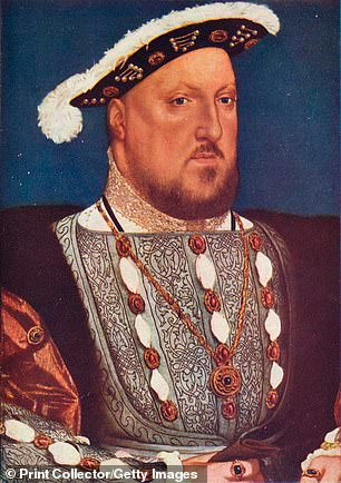 Theo các chuyên gia, những đồng xu bằng bạc trên bị chôn vùi dưới đất vào khoảng năm 1530. Báu vật thời Trung cổ này được mệnh danh là "Hộp kho báu 19.22".