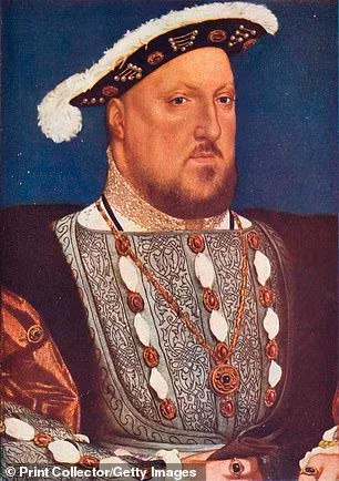 Theo các chuyên gia, những đồng xu bằng bạc trên bị chôn vùi dưới đất vào khoảng năm 1530. Báu vật thời Trung cổ này được mệnh danh là "Hộp kho báu 19.22".