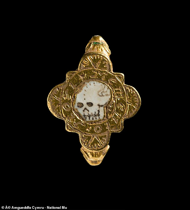 Nhà phát hiện kim loại David Balfour là người tìm thấy nhẫn vàng "Memento Mori" có khắc hình đầu lâu ở khu dân cư Carreghofa, Powys, xứ Wales. Báu vật thời Trung cổ này được mệnh danh là "Hộp kho báu 19.11". Trong tiếng Latin, "Memento Mori" là một câu thành ngữ có nghĩa "Hãy nhớ rằng ngươi sẽ phải chết".