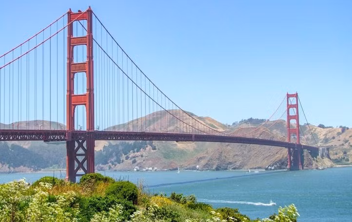 Cầu Cổng Vàng ở San Francisco, Mỹ là một trong những địa điểm nổi tiếng thế giới. Cây cầu này nối liền vịnh San Francisco và Thái Bình Dương.