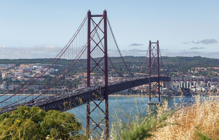 Tương tự như cầu Cổng Vàng ở Mỹ, cây cầu 25 de Abril của Bồ Đào Nha cũng có thiết kế tương tự. Cầu 25 de Abril bắc qua sông Tagus góp phần thay đổi đáng kể cuộc sống của người dân.