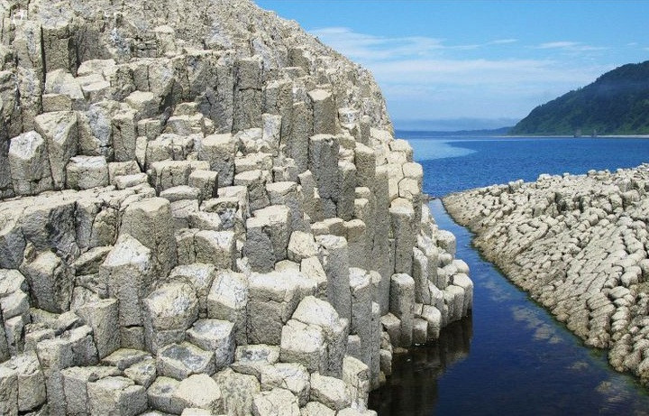 Tương tự như Giant's Causeway ở Ireland, mũi Stolbchaty ở Nga cũng nổi tiếng với những cấu trúc bazan độc đáo nằm dọc theo bờ biển. Kỳ quan 50 triệu năm tuổi này đã được UNESCO công nhận là Di sản Thế giới.