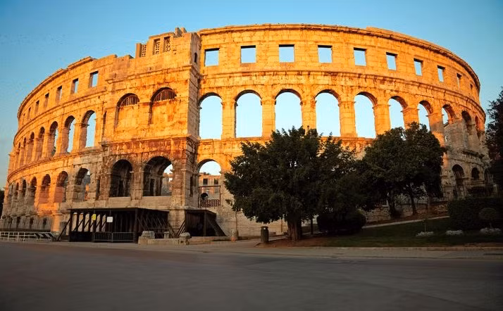Nhiều du khách vô cùng ấn tượng với đấu trường Pula ở Croatia. Công trình này có nhiều điểm tương đồng với đấu trường La Mã ở Italy như hình dáng, cấu trúc, kích thước...
