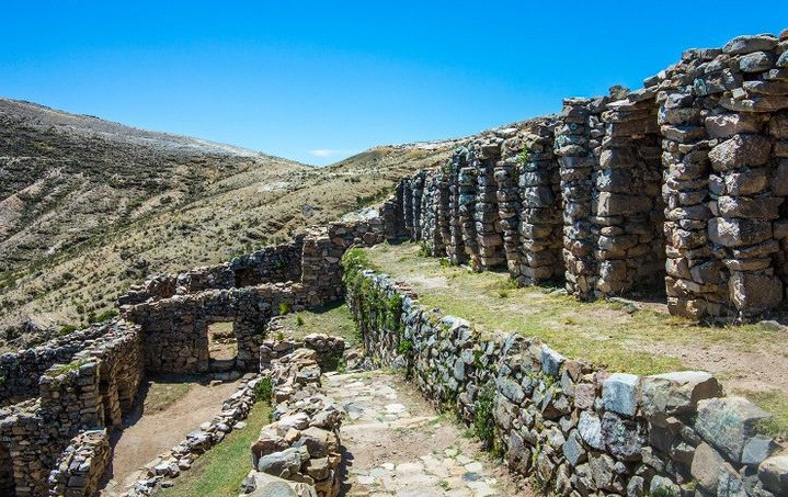 Đảo Isla del Sol nằm trong hồ Titicaca của Bolivia hiện có hơn 80 tàn tích liên quan đến đế chế Inca. Nhiều di tích tại địa điểm nổi tiếng này khiến du khách cảm thấy khá giống thành phố cổ Machu Picchu ở Peru.