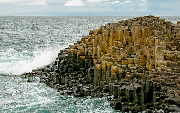 Ghềnh đá cổ Giant's Causeway (con đường của người khổng lồ) ở vùng bờ biển thuộc hạt Altrim, Bắc Ireland nổi tiếng với khoảng 40.000 khối đá bazan được sắp xếp vô cùng đẹp mắt. Đa số có hình lục giác trong khi một số khác có 4, 5, 7 hoặc 8 cạnh.