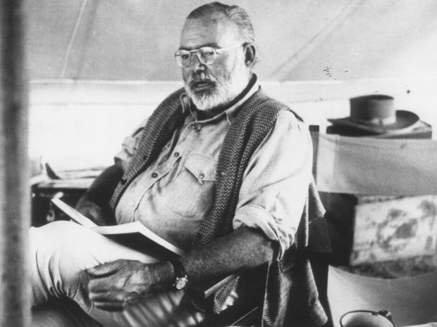 Dù vậy, việc Hemingway làm việc cho KGB thu hút sự chú ý của Cục điều tra Liên bang Mỹ (FBI). Cơ quan này lập hẳn một hồ sơ điều tra nhà văn để xem liệu ông có mối liên hệ như thế nào với Liên Xô.