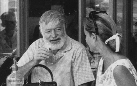 Thậm chí, một số hồ sơ mật tiết lộ các đặc vụ FBI từng theo dõi Hemingway từ năm 1945 cho đến khi ông qua đời vào năm 1961.