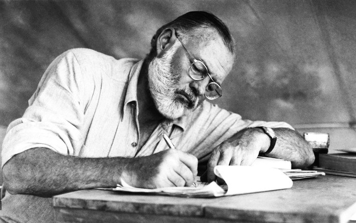 Vào năm 1941, Hemingway được Ủy ban An ninh Quốc gia Liên Xô (KGB) tiếp cận và chiêu mộ. Nhà văn nổi tiếng người Mỹ hoạt động tình báo với mật danh Argo.