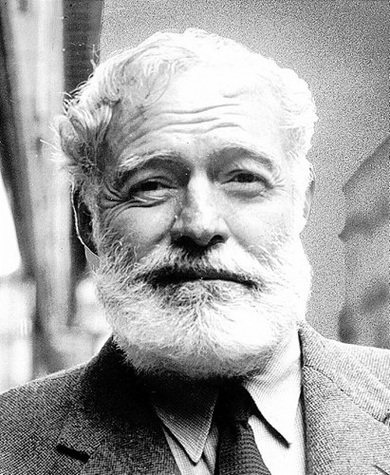  Nhà văn nổi tiếng nước Mỹ Ernest Hemingway xuất bản nhiều cuốn sách bán chạy như “Mặt trời vẫn mọc”, "Chuông nguyện hồn ai", "Giã từ vũ khí", "Ông già và biển cả"...