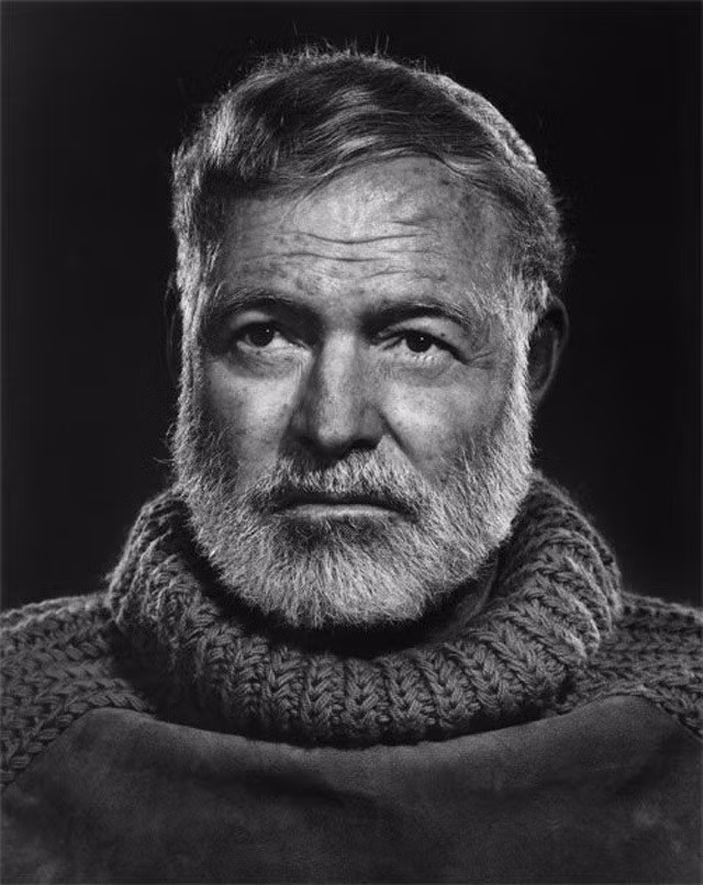 Với nhiều sáng tác thành công, nhà văn Hemingway giành giải Nobel văn học năm 1954. Đây là giải thưởng danh tiếng mà các tác giả mong muốn có được.