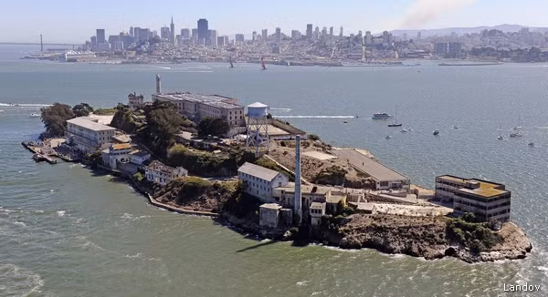 Một sự thật thú vị khác là nhà tù Alcatraz có tên gọi “The Rock” (có nghĩa Tảng đá). Tên gọi này ám chỉ sự kiên cố của nhà tù - nơi tù nhân dễ vào khó trốn.