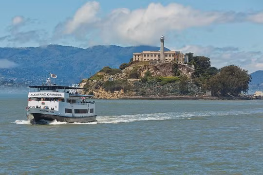 Nằm trên đảo Alcatraz, California, nhà tù Alcatraz trở thành trại giam liên bang chuyên giam giữ những tên tội phạm nguy hiểm nhất nước Mỹ kể từ năm 1933. Al Capone, George Kelly, Robert Stroud là những tên tội phạm thụ án ở nhà tù an ninh nhất nước Mỹ.