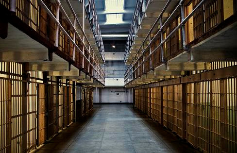 Ba tù nhân trên thực hiện cuộc đào tẩu bằng cách dùng thìa và nĩa để khoét sâu những lỗ hổng và lỗ thông khí trong phòng giam.