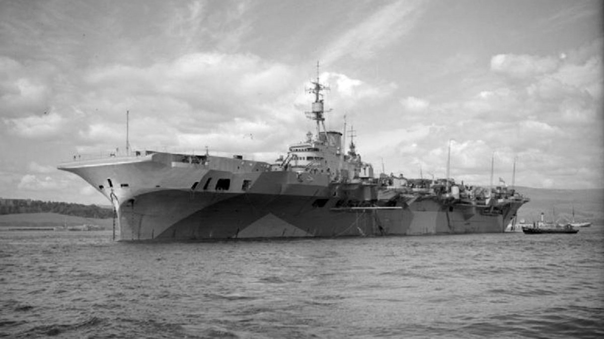 Cụ thể, vào sáng ngày 27/11/1944, một máy bay trinh sát xuất kích từ tàu sân bay HMS ‘Implacable’ (trong ảnh) của Hải quân Anh phát hiện một nhóm tàu của Đức quốc xã ở vùng biển giữa đảo Tjøtta và Rosøya, ngoài khơi phía Bắc Na Uy.