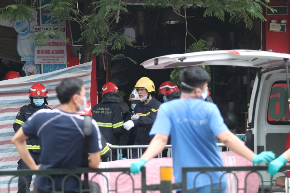 Anh Trần Quốc Việt (ở Đê La Thành, quận Đống Đa) kể lại: "Khoảng gần 1 giờ sáng, khi tôi đi chơi về qua số nhà 311 phố Tôn Đức Thắng thì thấy mọi người hô hoán cháy. Lúc này có một người đàn ông cầm búa để đập cửa tìm kiếm xem có người mắc kẹt hay không, tuy nhiên ngọn lửa cháy lớn ở tầng 1 nên mọi người bất lực”. 