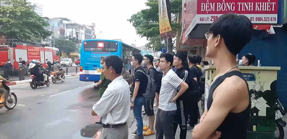 Chay lon cua hang do so sinh pho Ton Duc Thang-Hinh-4