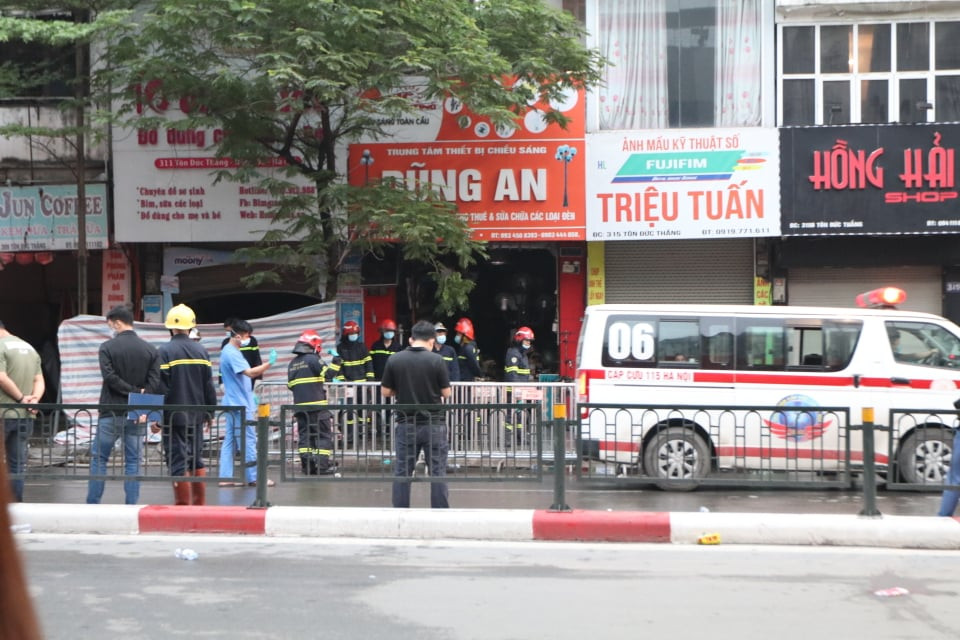 “Tôi đang ngủ thì nghe tiếng người giúp việc hô có cháy, tôi vội vàng đưa mẹ tôi ra ngoài. Ngọn lửa cháy lớn, kèm theo khói nên mọi người bất lực” - một người hàng xóm ở sát căn nhà 311 cho biết. 