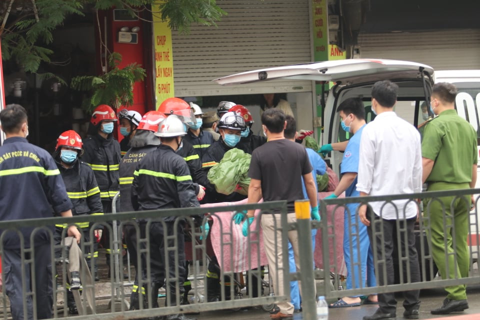 Lực lượng chức năng đưa nạn nhân ra khỏi vụ cháy. 