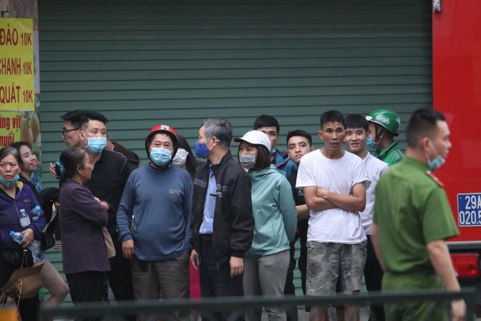 Ngay khi tiếp nhận tin báo, Công an quận Đống Đa đã điều nhiều xe chữa cháy cùng hàng chục cán bộ chiến sĩ tới hiện trường tổ chức dập lửa và cứu nạn. 