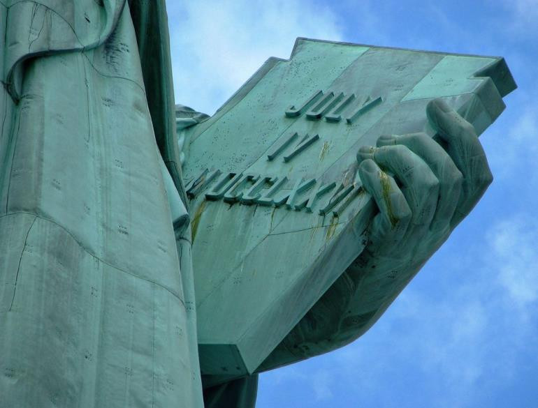 Tay trái của bức tượng bức tượng Nữ thần Tự do giữ một phiến đá có khắc ngày tuyên ngôn độc lập của Mỹ. Đây là một trong những lý do khiến bức tượng trở thành biểu tượng mẫu mực cho lý tưởng tự do của người dân Mỹ.