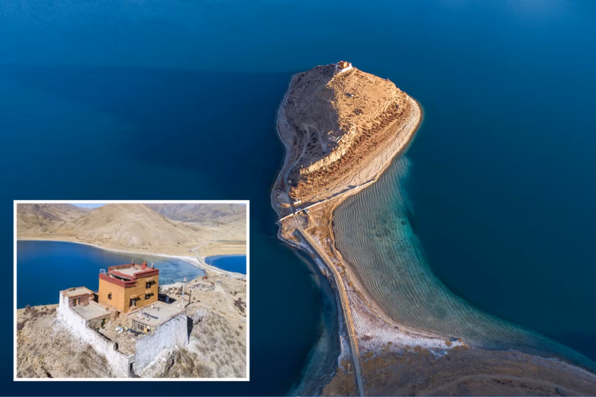 Được xem là ngôi chùa "cô đơn" nhất thế giới, chùa Rituo nằm trên đỉnh một gò đất nhỏ giữa hồ Yamdrok ở Tây Tạng.