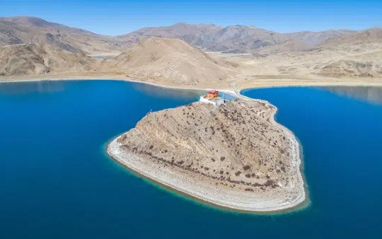 Thêm nữa, khi ở trên chùa Rituo, du khách có thể phóng tầm mắt ra xa và nhìn thấy những con linh dương chạy nhảy, đàn ngỗng bơi lội trong hồ...