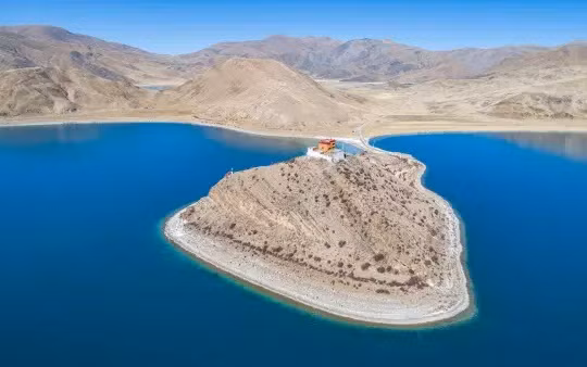 Thêm nữa, khi ở trên chùa Rituo, du khách có thể phóng tầm mắt ra xa và nhìn thấy những con linh dương chạy nhảy, đàn ngỗng bơi lội trong hồ...