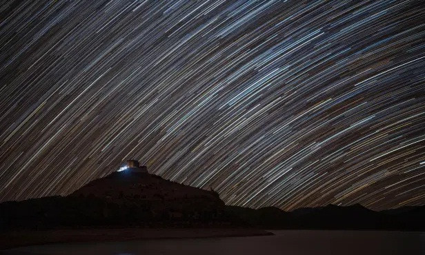 Vào những buổi tối đẹp trời, du khách có thể ngắm nhìn bầu trời đầy sao phản chiếu xuống mặt hồ tạo nên khung cảnh ngoạn mục.