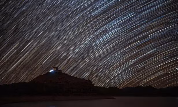 Vào những buổi tối đẹp trời, du khách có thể ngắm nhìn bầu trời đầy sao phản chiếu xuống mặt hồ tạo nên khung cảnh ngoạn mục.