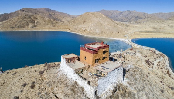 Một giai thoại kể rằng, tên Rituo của ngôi chùa có nghĩa "đá trên núi". Tên gọi này bắt nguồn từ sự tồn tại của một tảng đá được lưu giữ suốt 7 thế kỷ qua trong chùa. Người xưa tin rằng, hòn đá có thể chữa khỏi mọi bệnh tật.