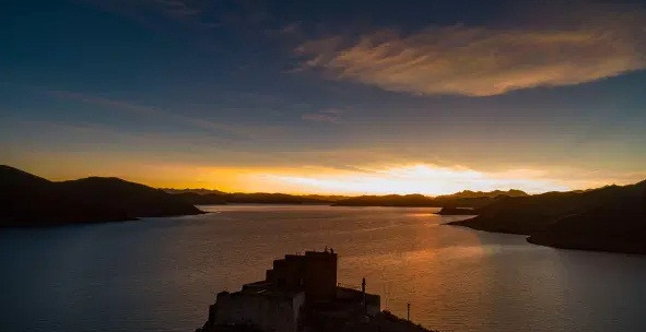 Bên trong ngôi chùa có 3 nhà sư hàng ngày sư tụng kinh, thiền định. Họ cũng phụ trách việc trông nom chùa Rituo.