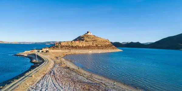 Lối đi duy nhất dẫn đến ngôi chùa là một dải đất hẹp dẫn từ bờ hồ Yamdrok.