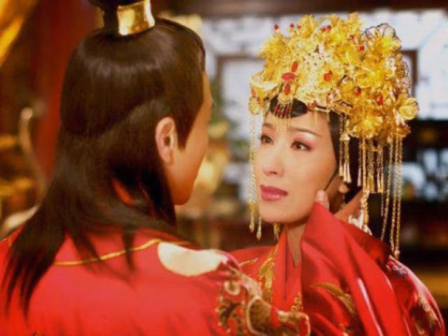 Thế nhưng, một trường hợp ngoại lệ có thể mặc long bào của nhà vua mà không bị xử tội. Đó là một thị vệ thân cận của hoàng đế được giao nhiệm vụ thử trang phục cho vua.