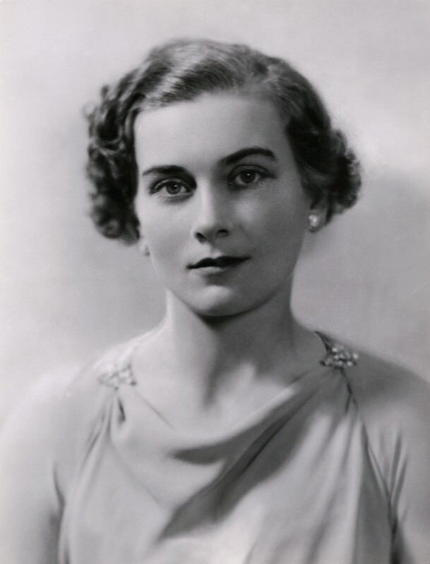 Hôn lễ của thành viên hoàng gia Anh này được tổ chức long trọng tại cung điện Buckingham năm 1935. Khi ấy, 2 tiểu công chúa Elizabeth và Margaret làm phù dâu.