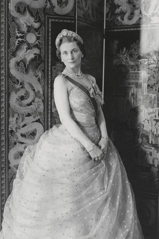 Sinh năm 1901, Công chúa Alice kết hôn với hoàng tử Henry - con trai thứ ba của Vua George V và hoàng hậu Mary.