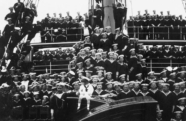 Theo thiết kế, du thuyền Shtandart có chiều dài 122,3m, rộng 15,4m và sử dụng động cơ hơi nước hiện đại. Với kích thước "khủng" như vậy, Shtandart trở thành một trong những du thuyền lớn nhất thế giới.