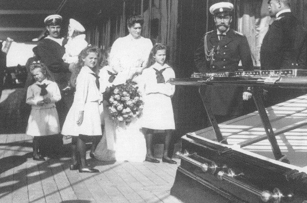 Bên trong du thuyền có nhiều phòng, tiện ích như phòng ngủ, văn phòng làm việc, phòng ăn... Nội thất trên tàu vô cùng sang trọng để phù hợp với địa vị của Sa hoàng Nicholas II, gia đình và quan khách. Trong số này, phòng ăn trên du thuyền có thể phục vụ 75 người cùng lúc.