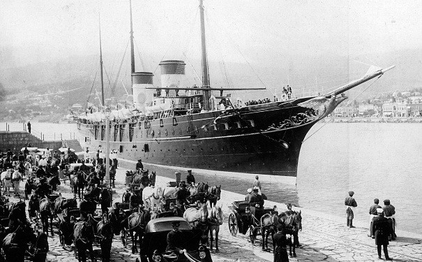 Khi ở trên du thuyền, Sa hoàng Nicholas II vẫn có thể xử lý công việc như ở trên đất liền. Hàng ngày, thư từ, báo cáo, công văn, tờ báo... đều được chuyển lên du thuyền để đưa đến tay Sa hoàng.