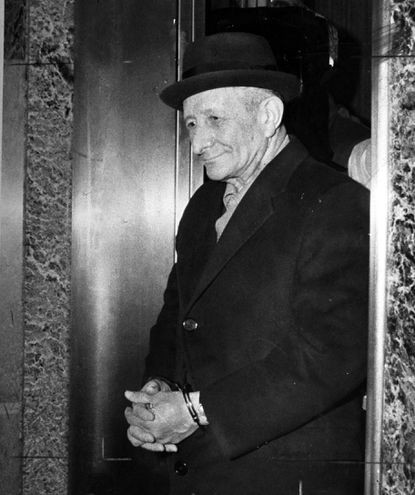 Thế nhưng, đằng sau vóc dáng và gương mặt ấy là một trùm mafia gian xảo, độc ác và có "máu mặt" ở thế giới ngầm New York. Gambino đứng đầu gia đình tội ác mang tên chính gã.