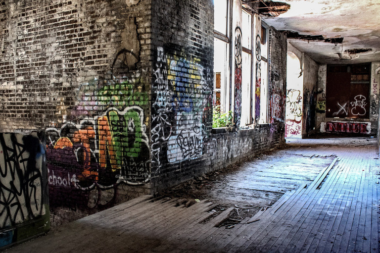 Mọi chuyện càng hãi hùng hơn khi một số học sinh và bảo vệ kể rằng khi ở trường vào buổi tối thì nhìn thấy những hồn ma thoắt ẩn thoắt hiện vô cùng rùng rợn.