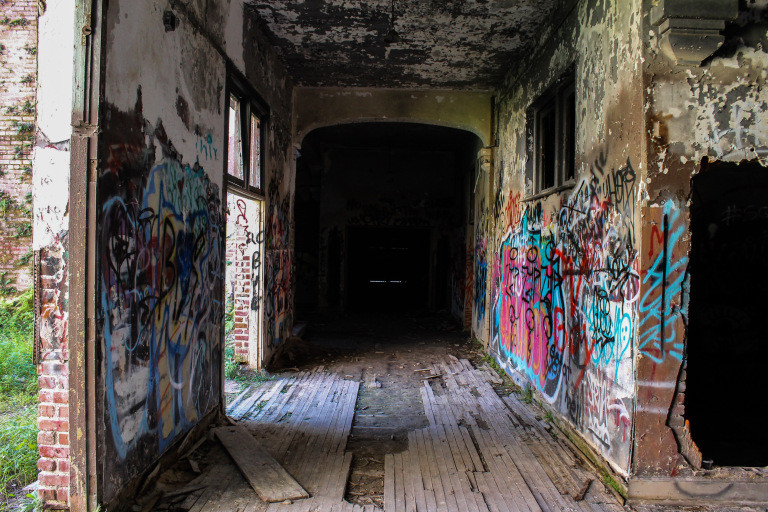 Thậm chí, một vài bảo vệ trường học bị đồn là tra tấn và giết hại một số đứa trẻ ở địa điểm bí mật.